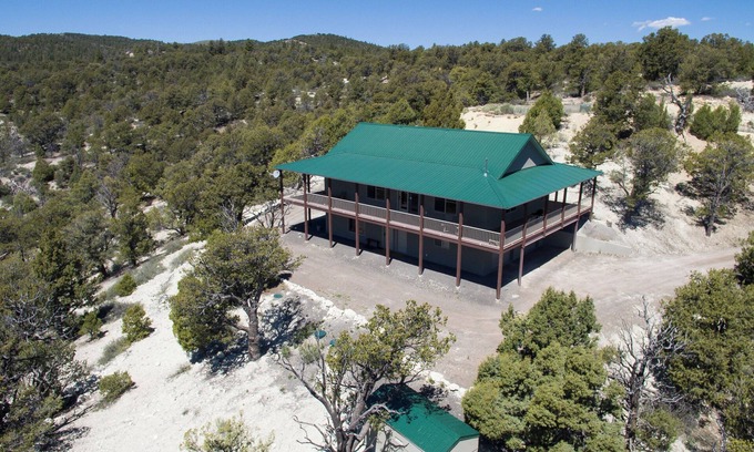 Mammoth Creek House | Private Luxurious Ridgetop Hideaway on 9 Acres! Between Bryce & Zion! AC