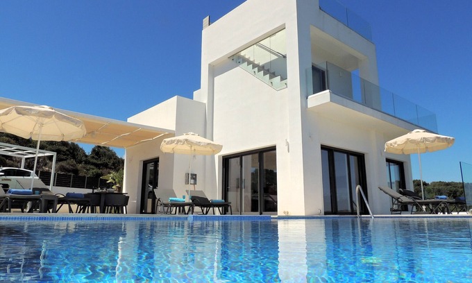 Plaka Villa | Private Luxury 3 Bedroom Villa With Infinity Pool, Games Room & Fantastic Views