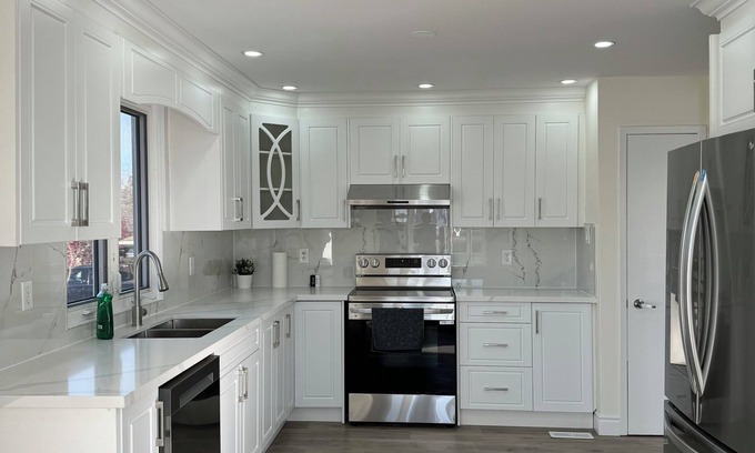 Central Elgin House | Private Main Floor Retreat in St. Thomas – Spacious & Ideal for a Relaxing Stay!