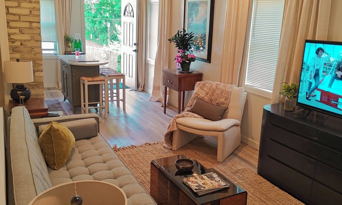 Payne - Phalen House | Private Modern 1 Bedroom Main Suite City Home