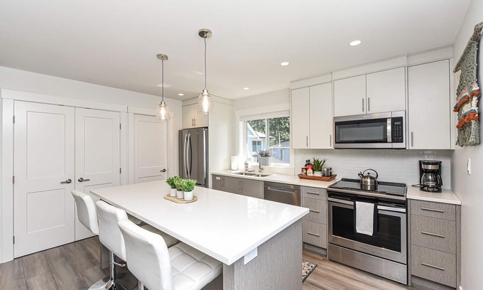Courtenay House | Private Modern Carriage by Seal Bay Trails