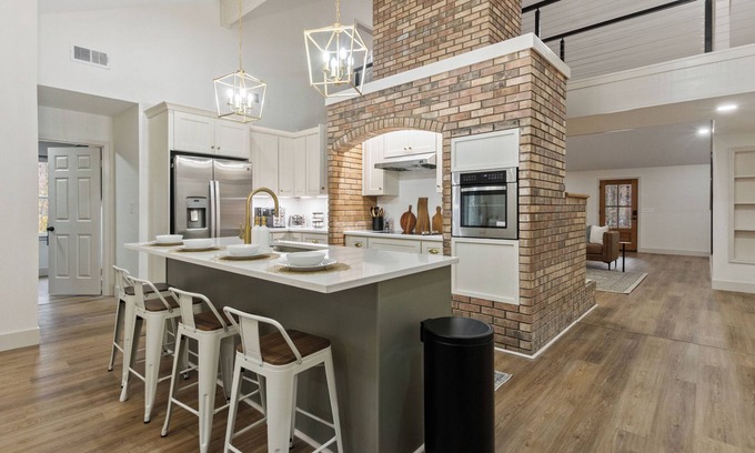 Northport House | Private Northport 4BR Cottage | Hot Tub, Game room, Workspace, Mins to DT UA