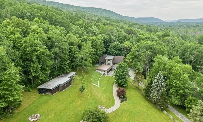 Hammondsport House | Private oasis on 12acre estate 15min to Keuka Lake