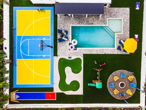 Largo House | Private Oasis Pool Putting Green & Court