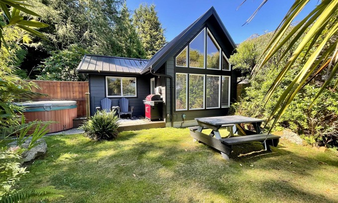 Ucluelet Cabin | Private Oceanfront Cabin and Hot Tub! - GWW