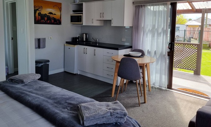 Redwood Apartment | Private open plan self-contained unit. Cooking facilities. King Size bed.