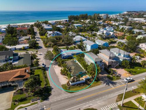 Holmes Beach House | Private Palms
