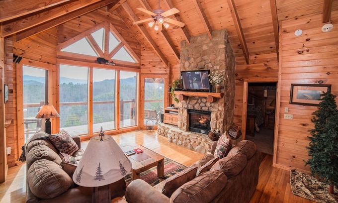 Gatlinburg - Pigeon Forge Cabin | Private-Panoramic Views of the Great Smoky Mountains-FREE Mountain Air