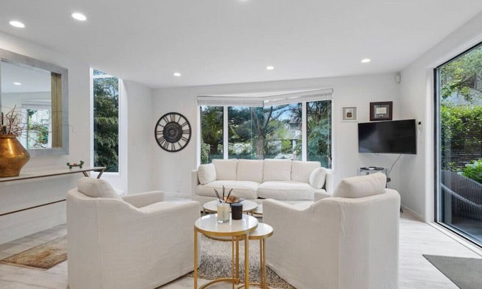 Parnell House | Private Paradise Designer's 2BR Home| Free Parking
