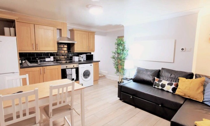 Broadstone Condo | Private patio 2BEDROOM APARTMENT RELIABLE WIFI &TV