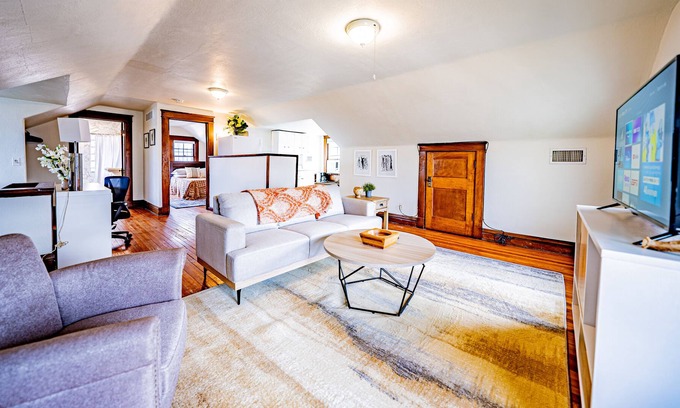 Southmoreland Apartment | Private Penthouse in a Midtown Mansion - Middle of KC!