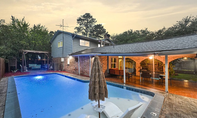 Sharpstown House | Private Pool ! King Bed ! Cozy Patio & BBQ 7b/4ba