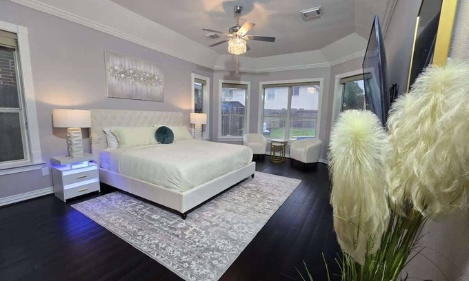 Pearland House | Private Pool Oasis | KING BED |Theater | Sleeps 12