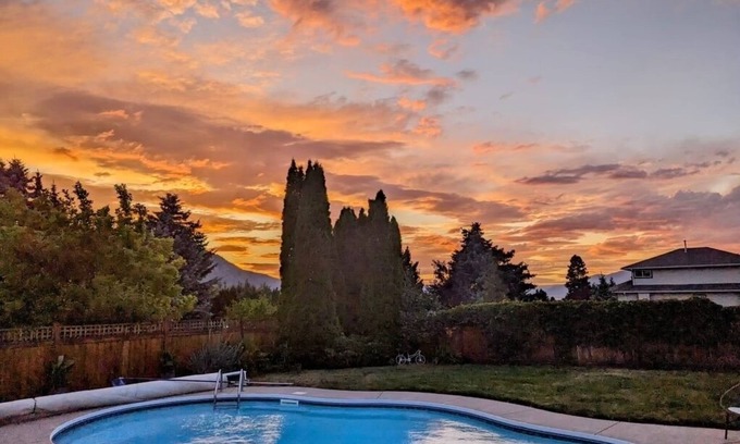 Okanagan-Similkameen House | Private pool- Outdoor Patio -4 beds 3.5 Baths!