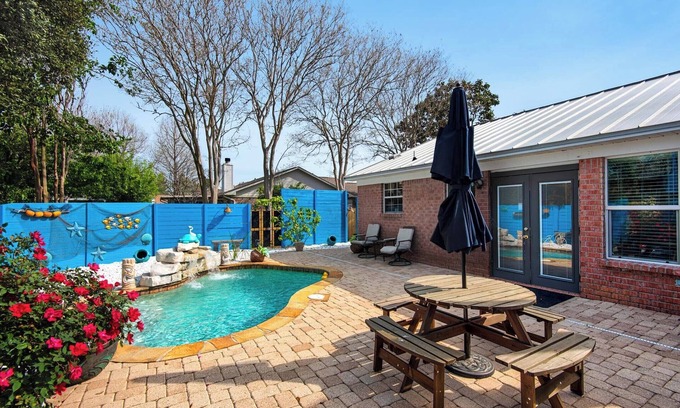 Gulf Breeze House | 🏖️Private Pool-Pet Friendly-Tiki Bar-3BR Village Oasis