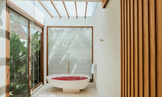 Batu Bolong Villa | Private Pool, Skylight Bathtub, Dreamy Pool and Serene Greenery in Canggu!