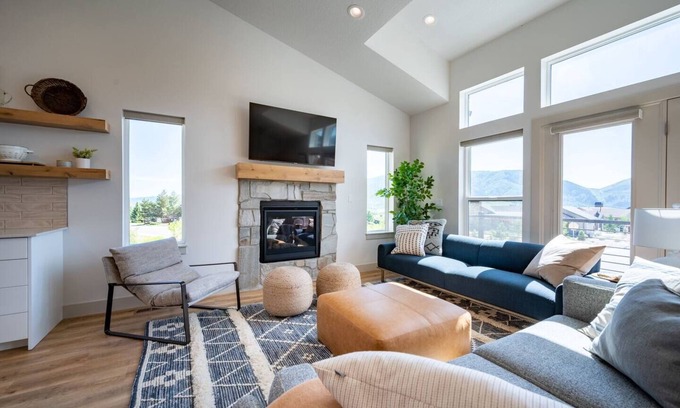 Wolf Creek House | Private Powder Mtn B2 | Desk | Hot Tub | Mt View