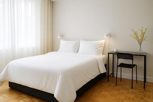 St. James Town House | Private Queen Room in Downtown Toronto, Steps to Subway & CN Tower