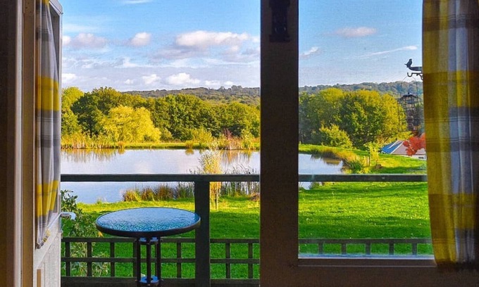 Hadlow Down Cabin | Private, quiet en-suite hut, glorious views, Perch Hut