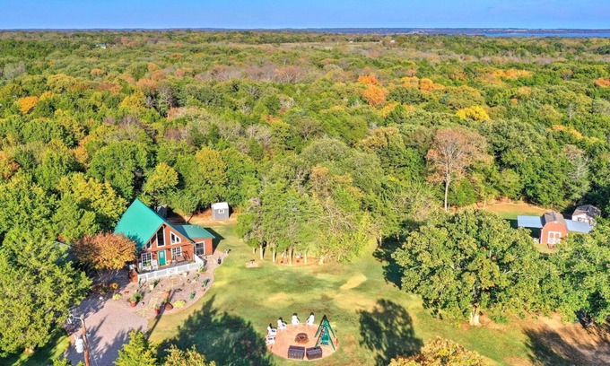 Gordonville House | Private Ranch w/hot tub, gameroom near Lake Texoma