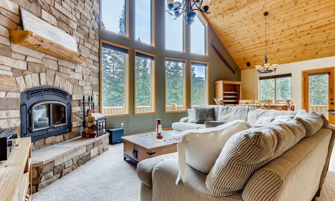 Alma House | Private Retreat with Hot Tub and Game Room - Mountain Vista