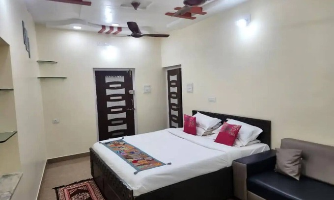 Abu Road Apartment | Private Room 2 - Paddy's Luxurious Home Sta