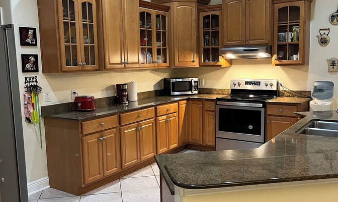 Town 'n' Country House | Private Room “B” with Shared Full Bathroom in Central Tampa