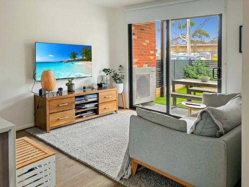 Highton Apartment | Private Room & Ensuite, in hosted Modern 2 bedroom Apartment- full use of all facilities