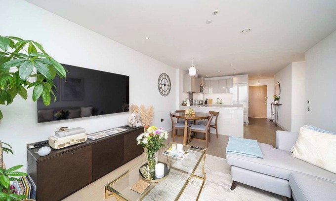 Barking Apartment | Private Room in Flat with Stunning Views