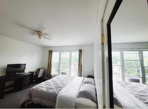 South Louisville House | Private Room Near to Downtown Churchill Downs UofL Airport &Kentucky Expo Center