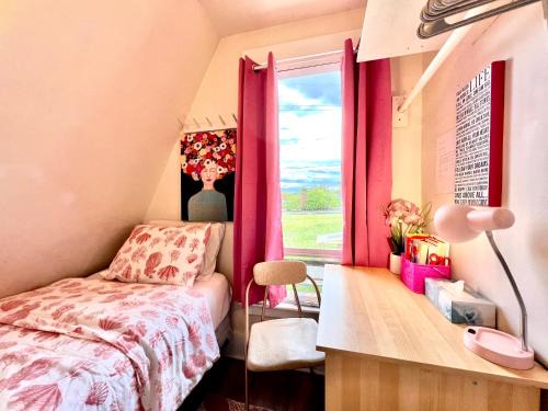 Rainier Valley House | Private Room TINY with Shared Bathroom near SeaTac Airport and Downtown Seattle