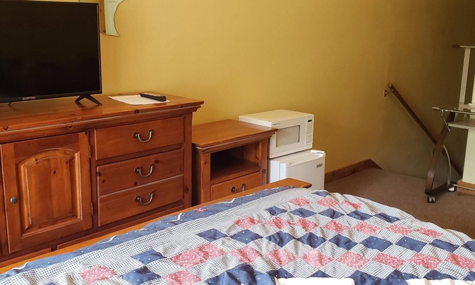 Kingsland Hotel | Private Room W/Deck*MiniFridge&Microwave