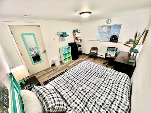 University District Apartment | Private Room with Shared Bathroom on the 1st Floor 10 minutes walk to University of Washington