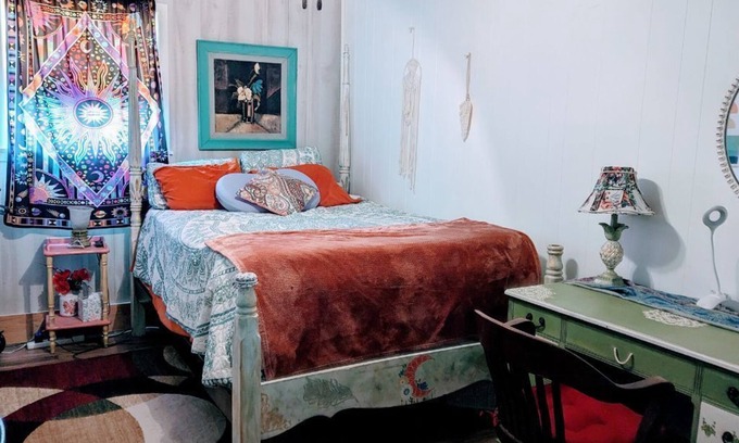 Negreet Apartment | Private Rooms -Medical Staff/Professional/Fishing Pros? Sabine Riverfront!