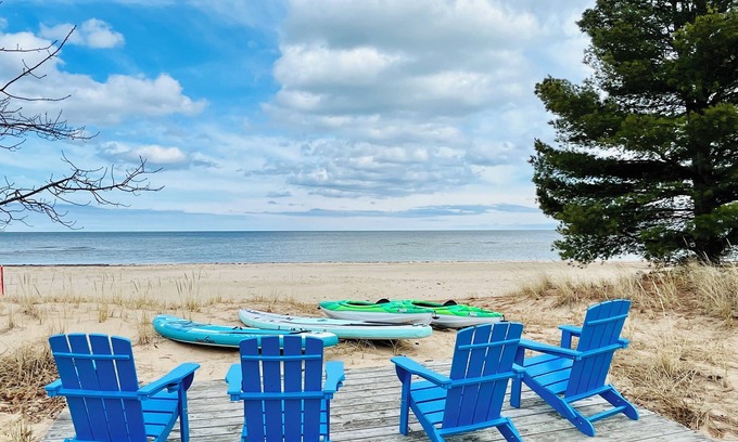 Oscoda House | Private Sandy Beach-Beach Volleyball-Game Room-Fire pit