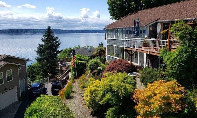 Seahurst House | Private, Secluded, Spectacular View, 15 Minutes to Downtown Seatttle
