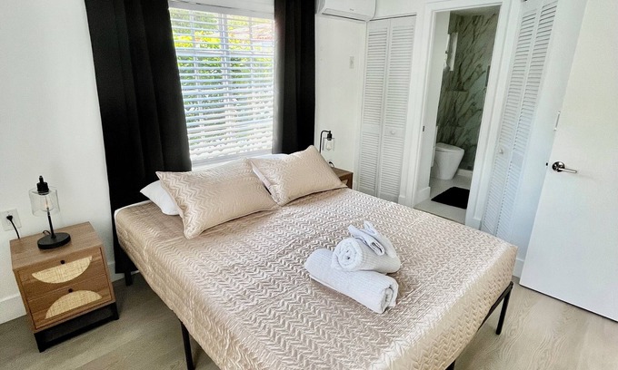 Ludlam Cottage | Private smoke free cottage in Coral Gables free parking WiFi washer & dryer