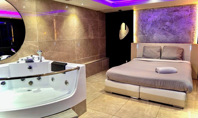 Fontenay-aux-Roses House | Private Spa Suite with Jacuzzi, massage & sauna