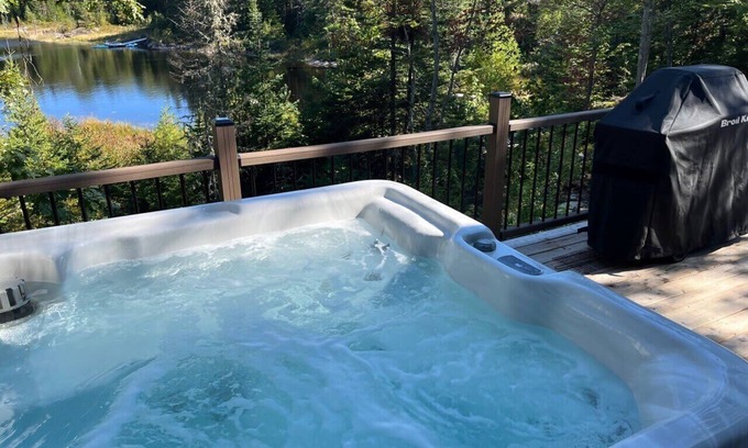 Sainte Beatrix Ski Chalet | Private Spa | Lakeview| Hiking | Nature et détente