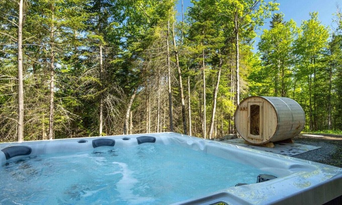 Argenteuil Regional County Municipality Ski Chalet | Private Spa & Sauna | Hiking | Skiing | NaturÔzen