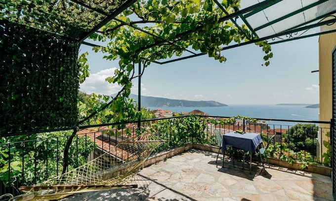 Herceg Novi Apartment | PRIVATE, SPACIOUS, FABULOUS LOCATION AND VIEWS, 10 minute walk to beaches