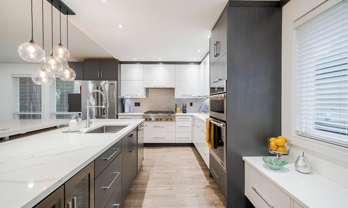 Delta House | Private Spacious Home - Cozy living in Urban Oasis