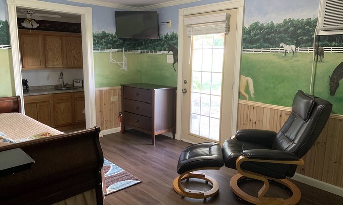 Lufkin Apartment | Private studio located on beautiful horse property