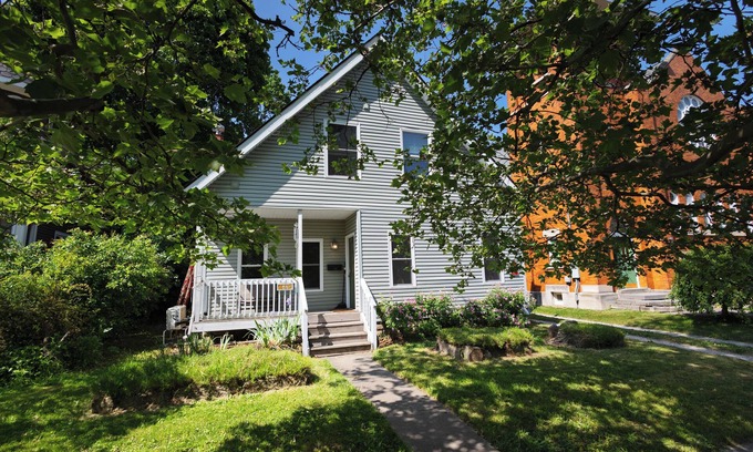 Oberlin House | Private Suite STEPS from Oberlin