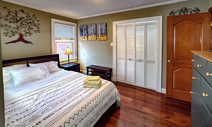 Murray Hill House | Private Suite w bath Bayside walk to LIRR