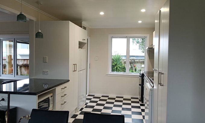 New Plymouth House | Private sunny home, easy walk to Pukekura Park, city and walkways