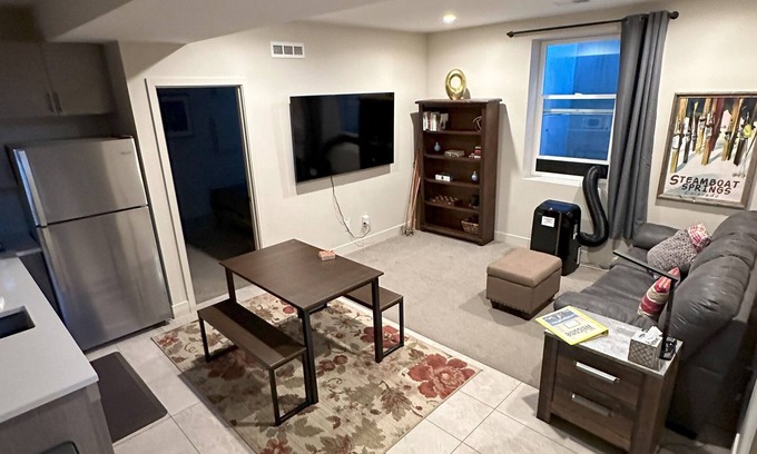 Sunnyside Apartment | Private Sunnyside Apt - 2 Workspaces