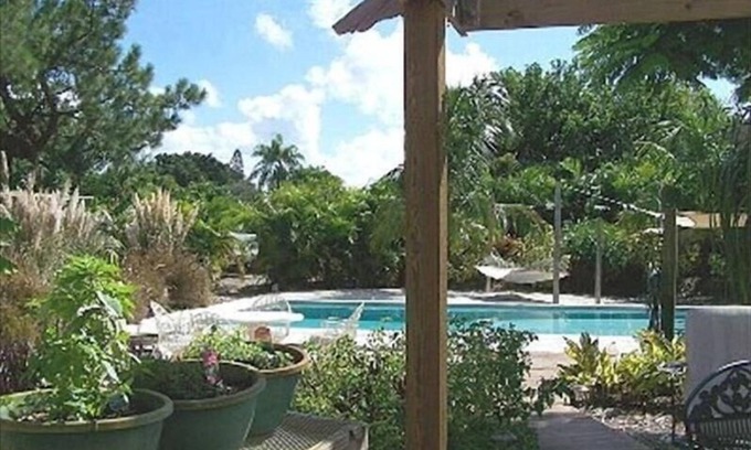Biggar House | Private tropical paradise 155 5 ⭐️ reviews. No cleaning, pet fees. Clothing opt.