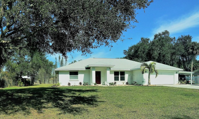 Nokomis House | ~Private Vacay Home with Heated Pool mins from Venice and Nokomis Beaches~