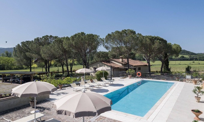 Colle di Val d'Elsa Villa | Private Villa with WIFI, private pool, A/C, TV, pets allowed, parking, close to San Gimignano